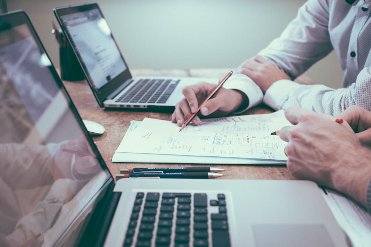 Expert-comptable au travail sur un dossier client